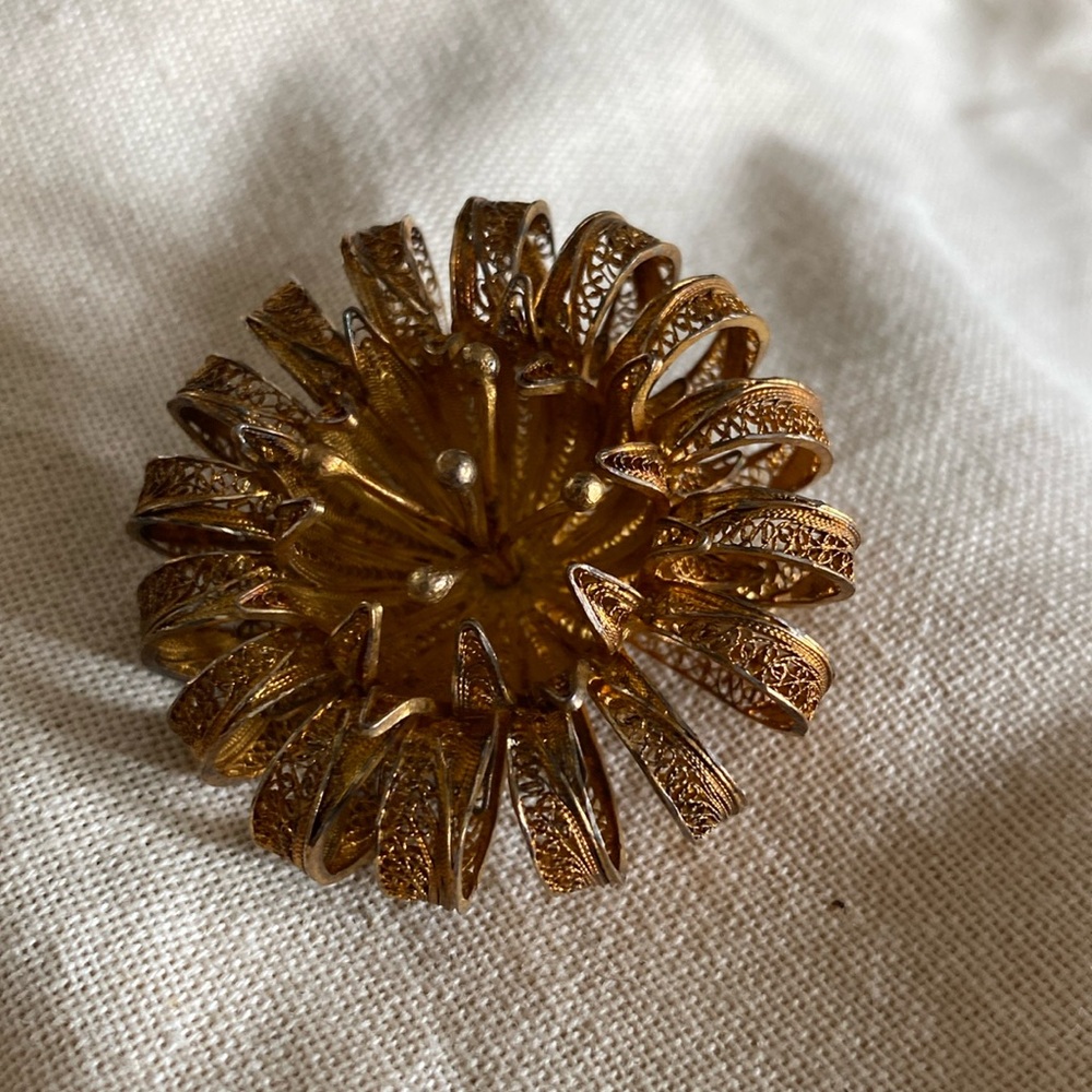 Filigree 3 dimensional floral brooch